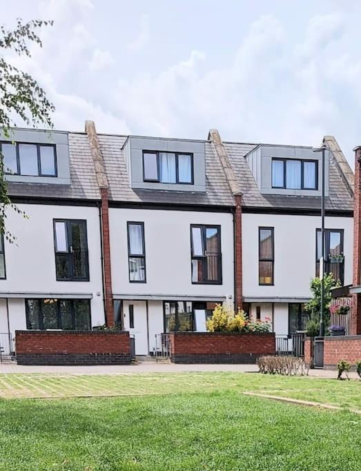 Explore London: 2 Bedroom House In Wood Green Exteriér fotografie