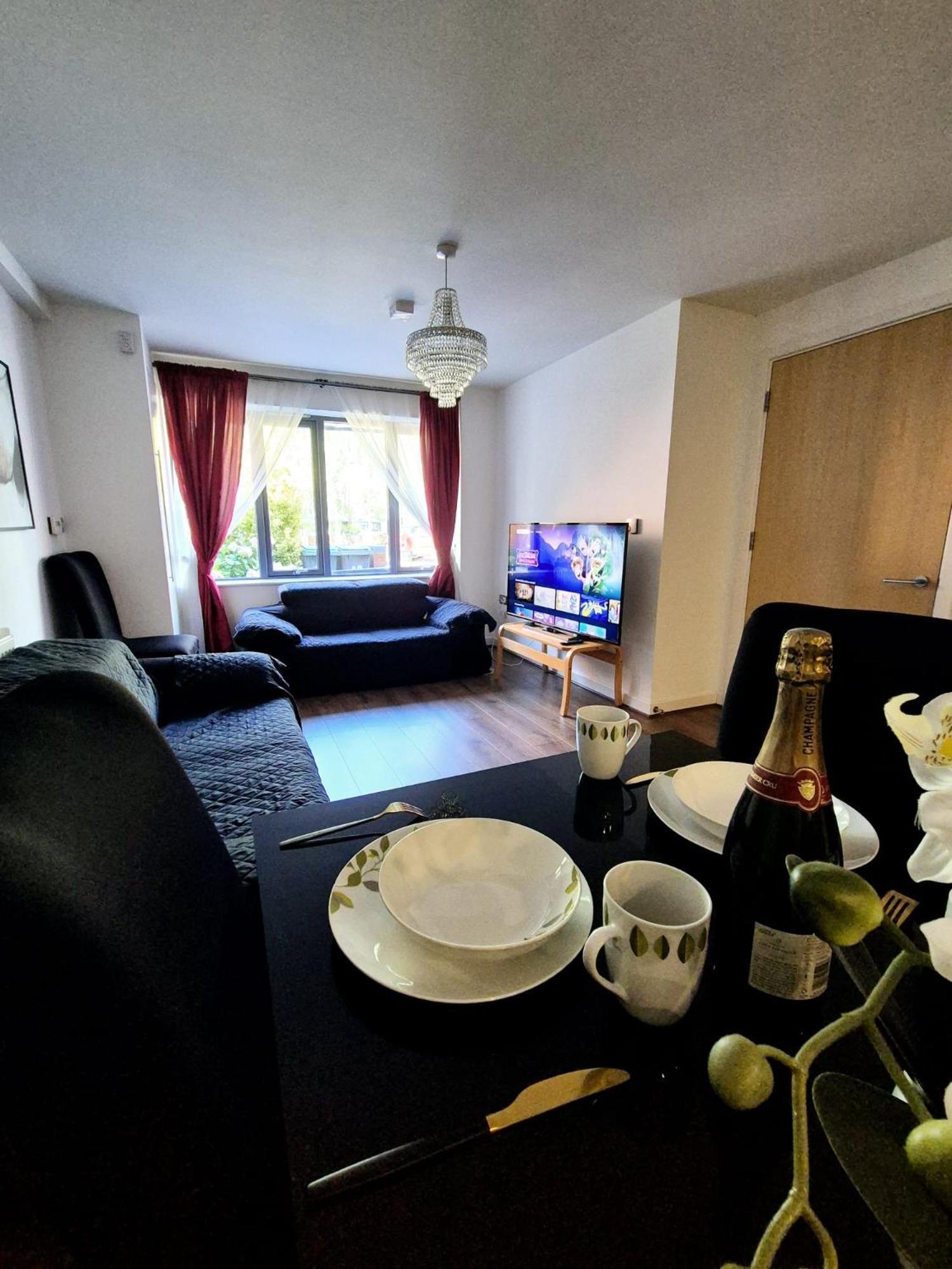 Explore London: 2 Bedroom House In Wood Green Exteriér fotografie